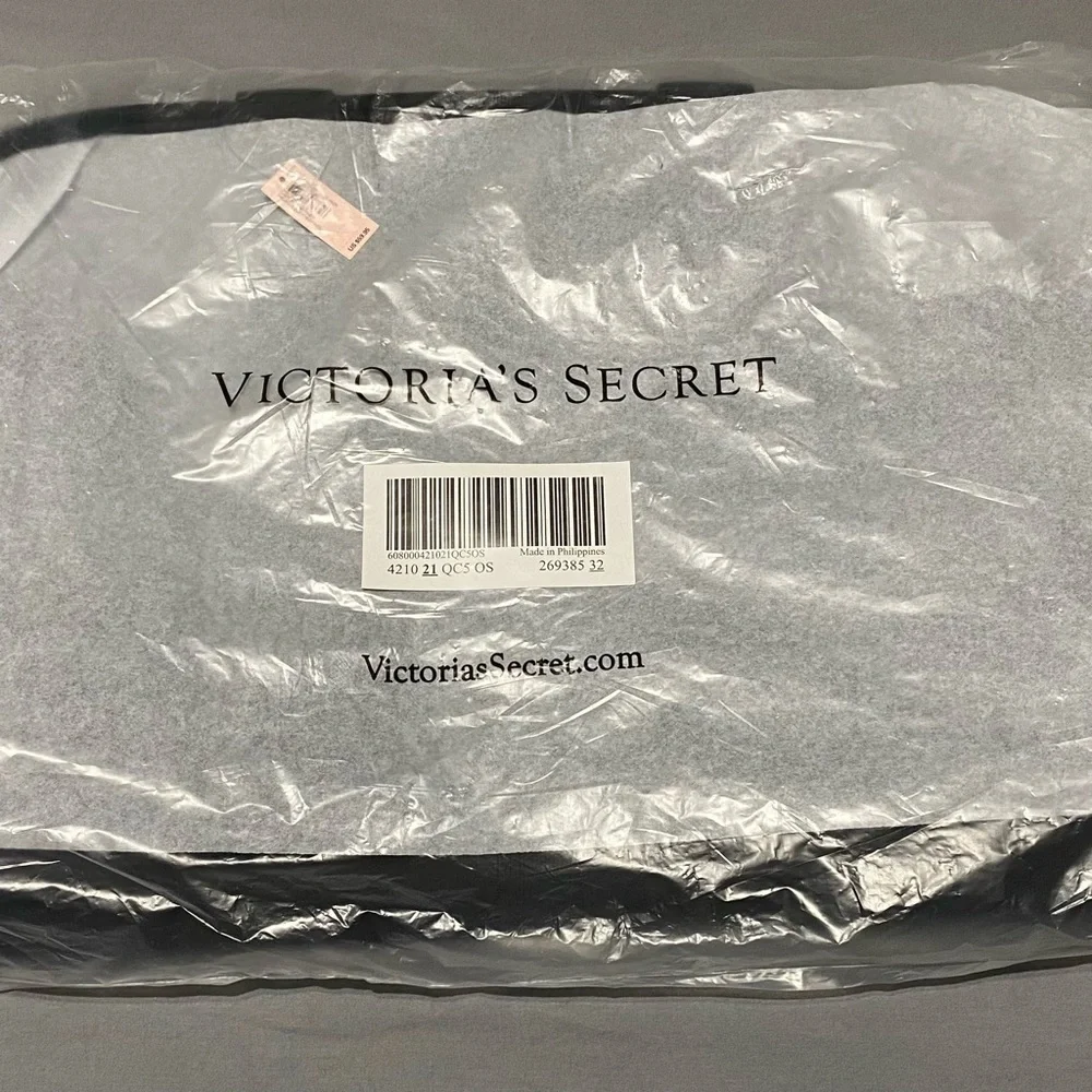 NWT VS Black Bag Still in original plastic. 19”13”
Shoulder Bag Never opened 😍😍 - Picture 4 of 9